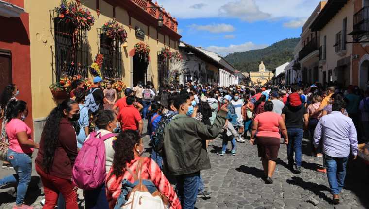 Con una alta afluencia de visitantes se llevó a cabo la quinta edición del Festival de las Flores en Antigua Guatemala. (Foto Prensa Libre: Byron García)