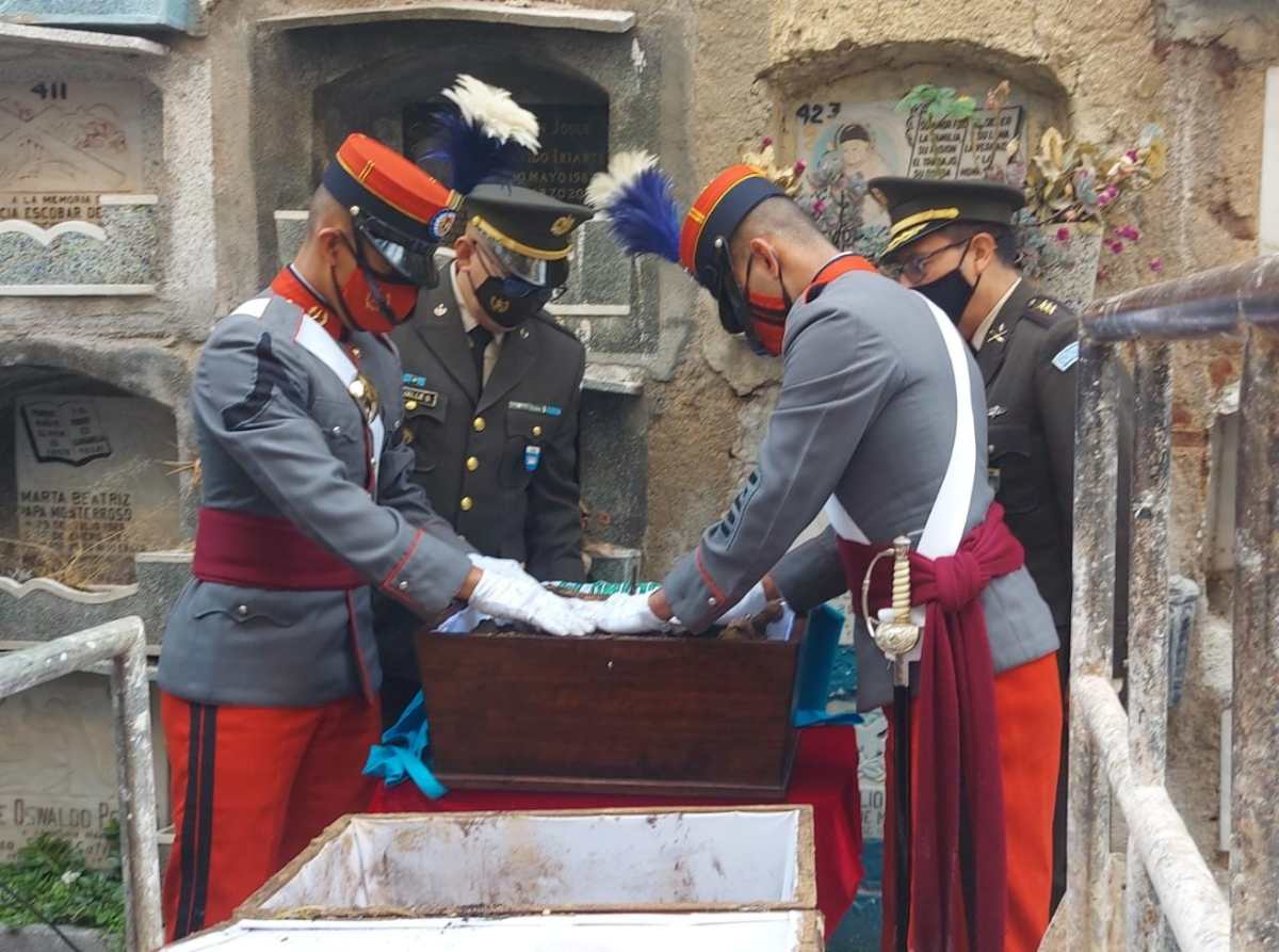 Exhuman por segunda ocasión los restos del expresidente Miguel García Granados