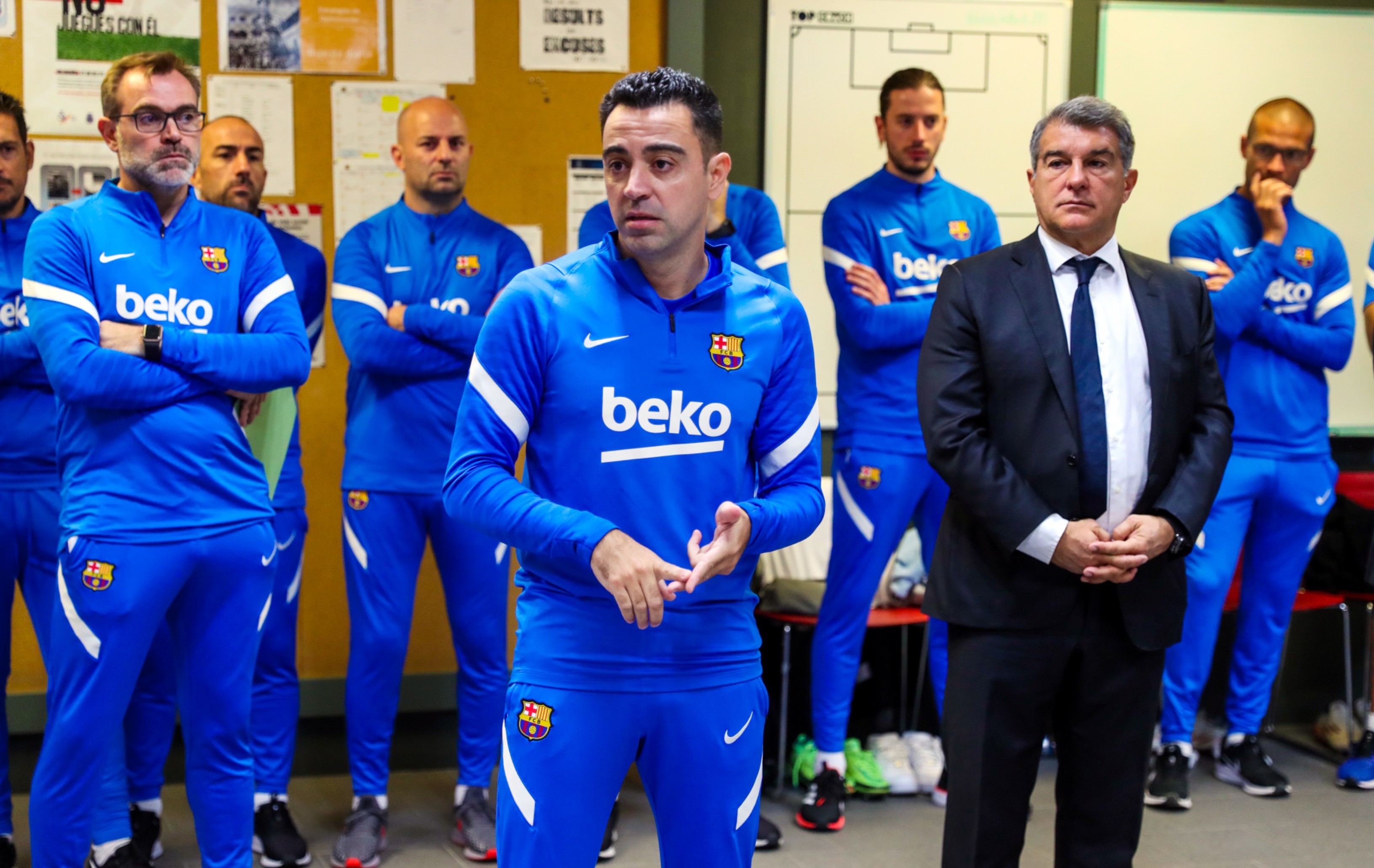Xavi Hernández dio su primer discurso como primer entrenador del FC Barcelona. Lo hizo este martes 9 de noviembre antes de dirigir su primer entrenamiento. Lo acompañó el presidente Joan Laporta. Foto FC Barcelona.