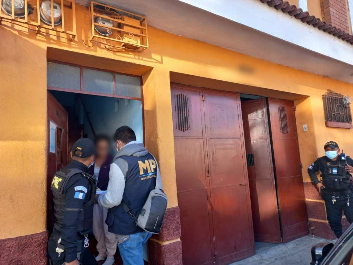 Fuerzas de seguridad capturan a 56 personas implicadas en una red de narcomenudeo que opera en el departamento de Guatemala. (Foto Prensa Libre: MP)