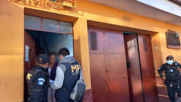 Fuerzas de seguridad capturan a 56 personas implicadas en una red de narcomenudeo que opera en el departamento de Guatemala. (Foto Prensa Libre: MP)
