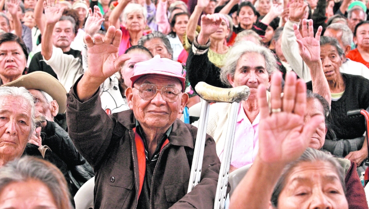 Unos 500 mil guatemaltecos pertenecen a las clases pasivas del Estado. (Foto Prensa Libre: Hemeroteca PL)
