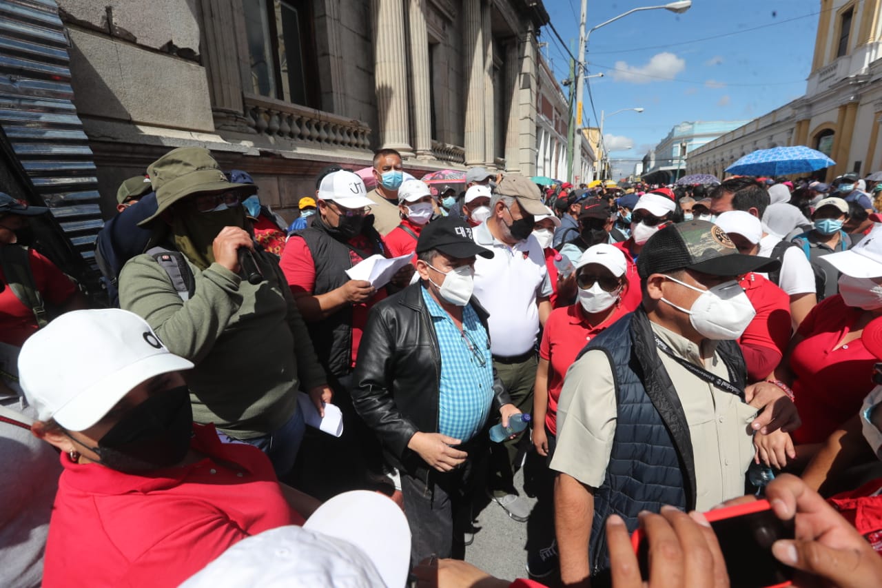 Decenas de maestros se movilizaron este jueves por las calles de la capital. (Foto Prensa Libre: Érick Ávila)
