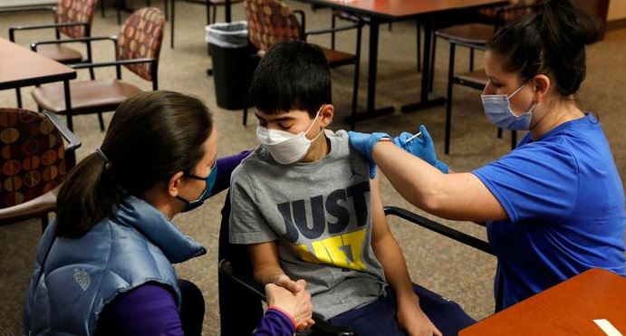 Algunos padres de familia, incluso sin el aval de las autoridades salubristas de EE. UU., ya comenzaron a vacunar a sus hijos. (Foto: AFP)
