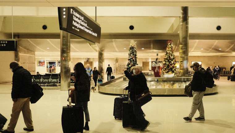 Caos y 3 heridos en aeropuerto de Atlanta al dispararse un arma por accidente. (Foto Prensa Libre: AFP)