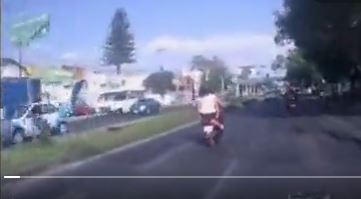 Video: captan el impactante momento en que dos mujeres en moto chocan contra un puente y salen disparadas al vacío
