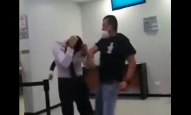 Un cuentahabiente captó el momento de la agresión contra un jefe de agencia. (captura: @ElCovidianoGt/Twitter)