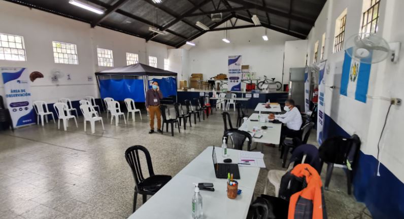 Los centros de vacunación carecen de la segunda dosis de Pfizer. (Foto Prensa Libre: Fernando Cabrera)