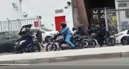 Decenas de motoristas armados intentan asaltar un depósito de oro en Medellín. (Captura de video: @elReneJimenez/Twitter)