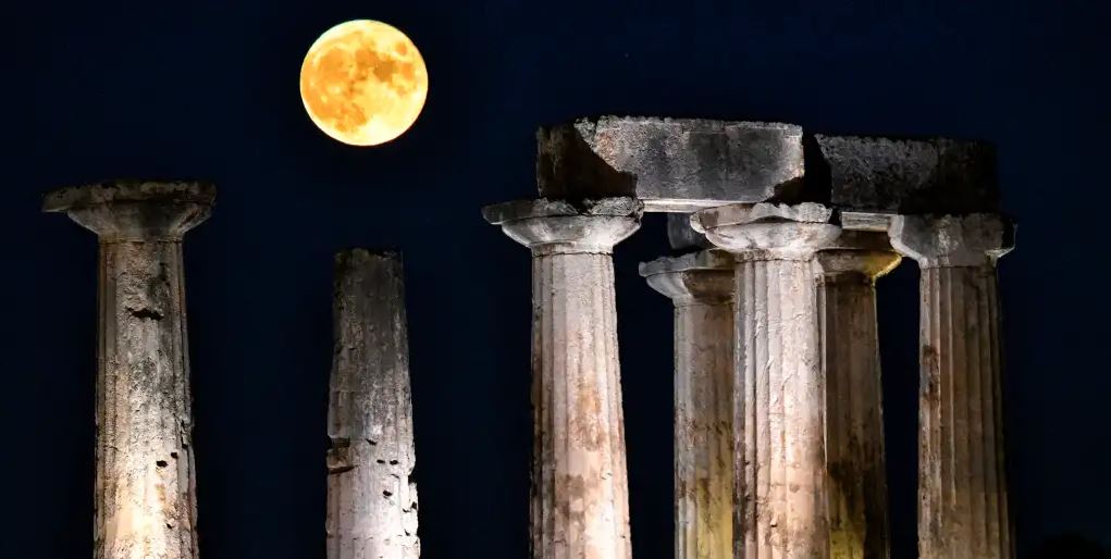 La belleza de la Luna de noviembre cautiva al mundo entero. (Foto Prensa Libre: EFE)