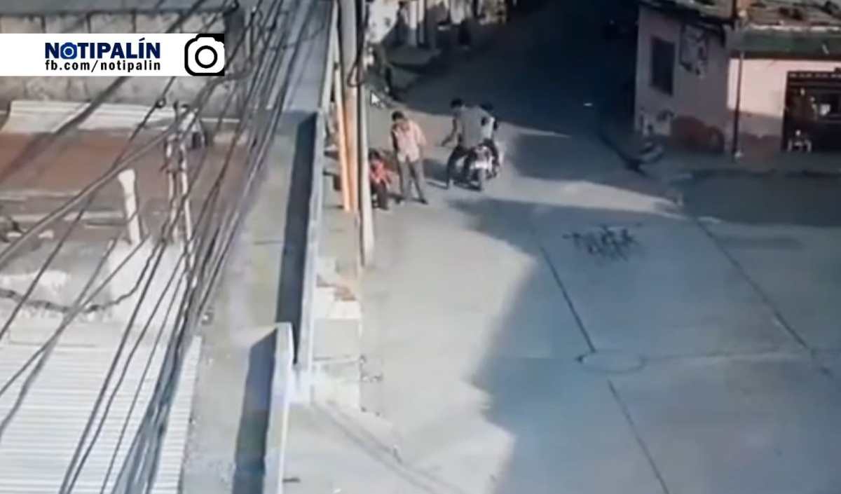 Video: Brutal ataque armado contra un adolescente y un joven queda registrado por una cámara de seguridad