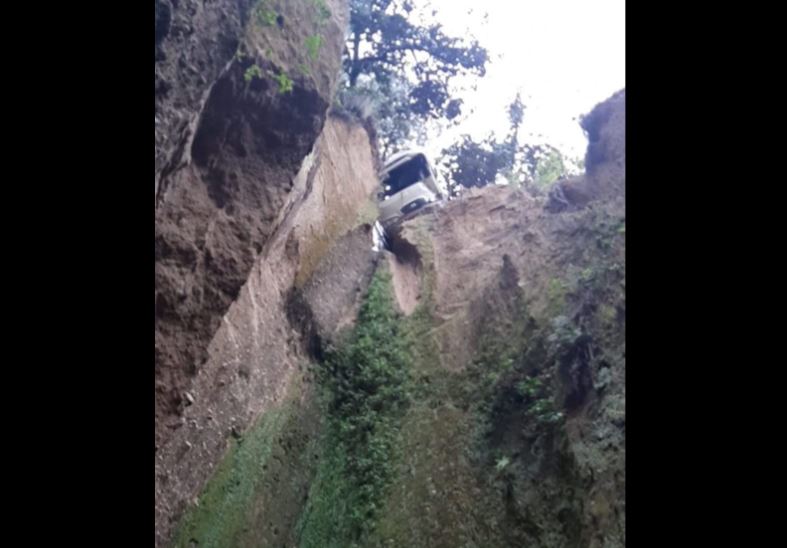 El microbús presentaba fallas en su sistema de frenos. (Foto Prensa Libre: @RBCNoticiasGT)