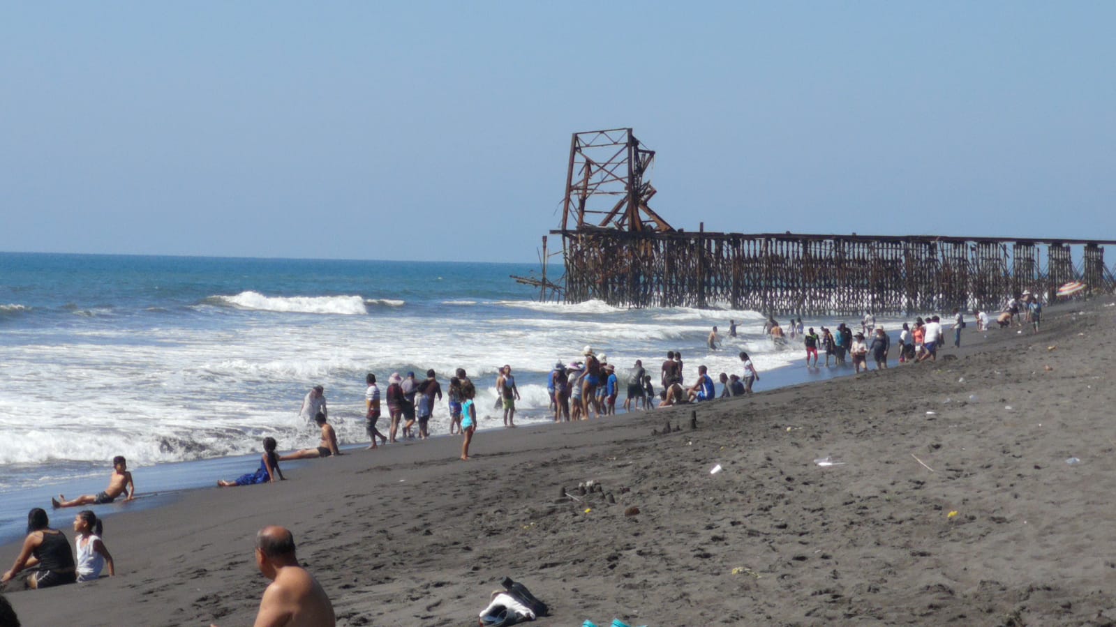 Aunque socorristas dijeron que el menor pudo haberse ahogado, familiares esperan que sea rescatado con vida. (Foto Prensa Libre: Victoria Ruiz)