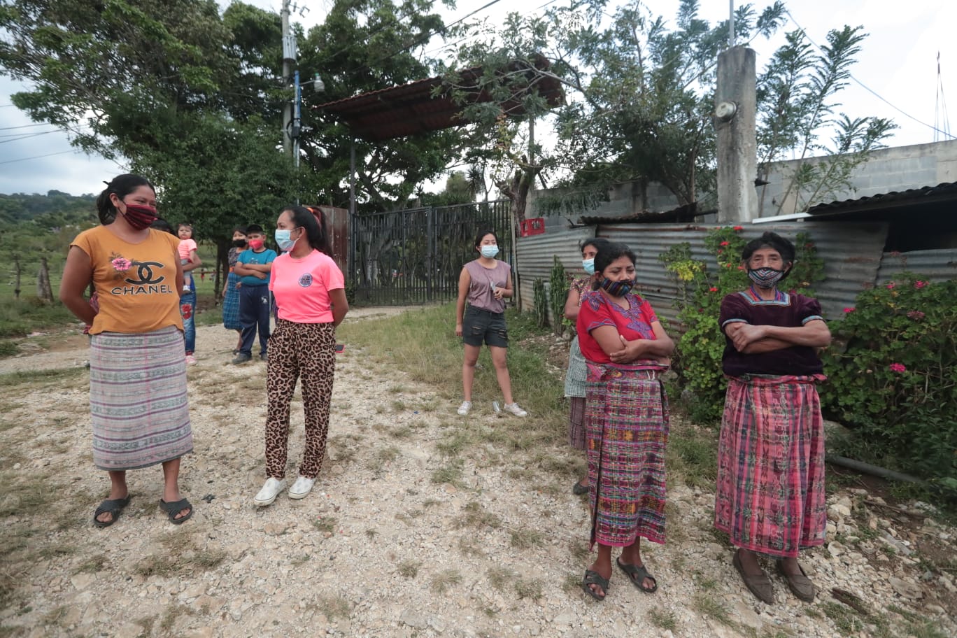 Vecinos de la aldea Ojo de Agua, San Juan Sacatepéquez, aseguran que el acceso a la educación es complicado. (Foto Prensa Libre: María José Bonilla)