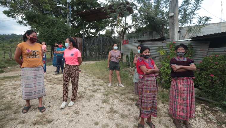 Vecinos de la aldea Ojo de Agua, San Juan Sacatepéquez, aseguran que el acceso a la educación es complicado. (Foto Prensa Libre: María José Bonilla)