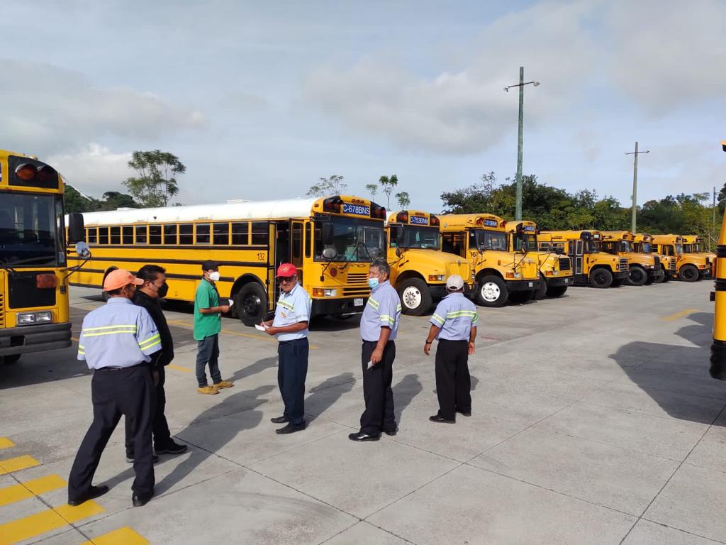 Alrededor de 500 buses escolares pasan por una revisión por parte de Emetra para poder prestar el servicio. (Foto Prensa Libre: Cortesía)