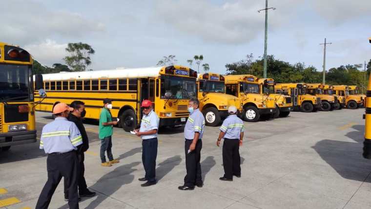 Alrededor de 500 buses escolares pasan por una revisión por parte de Emetra para poder prestar el servicio. (Foto Prensa Libre: Cortesía)