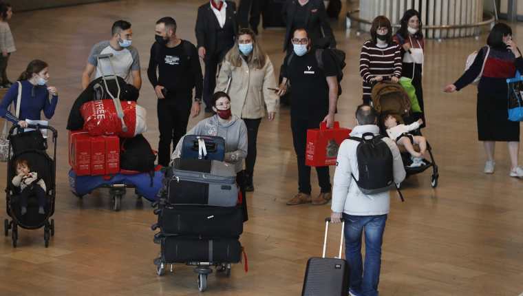 Los dos casos fueron detectados este domingo, los viajeros que provenían de Nigeria. (Foto Prensa Libre: AFP)