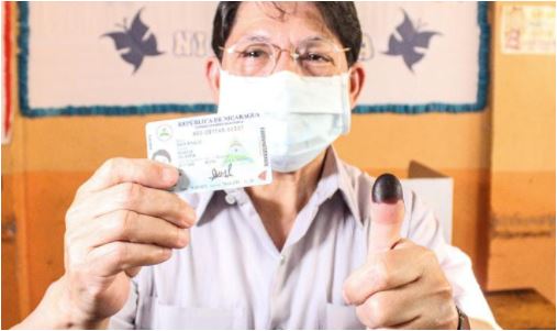 Uno de los primeros nicaragüenses en votar fue el canciller Denis Moncada. (Foto Prensa Libre: Twitter)