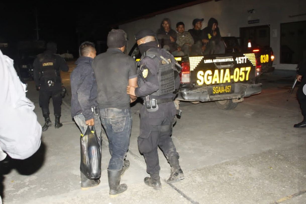 Seis capturados por decomiso de droga luego de aterrizaje de avioneta en Sayaxché, Petén. (Foto Prensa Libre: PNC)
