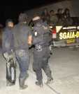 Seis capturados por decomiso de droga luego de aterrizaje de avioneta en Sayaxché, Petén. (Foto Prensa Libre: PNC)
