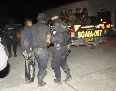 Seis capturados y 35 paquetes de cocaína es el resultado del operativo luego de aterrizaje de narcoavioneta en Petén