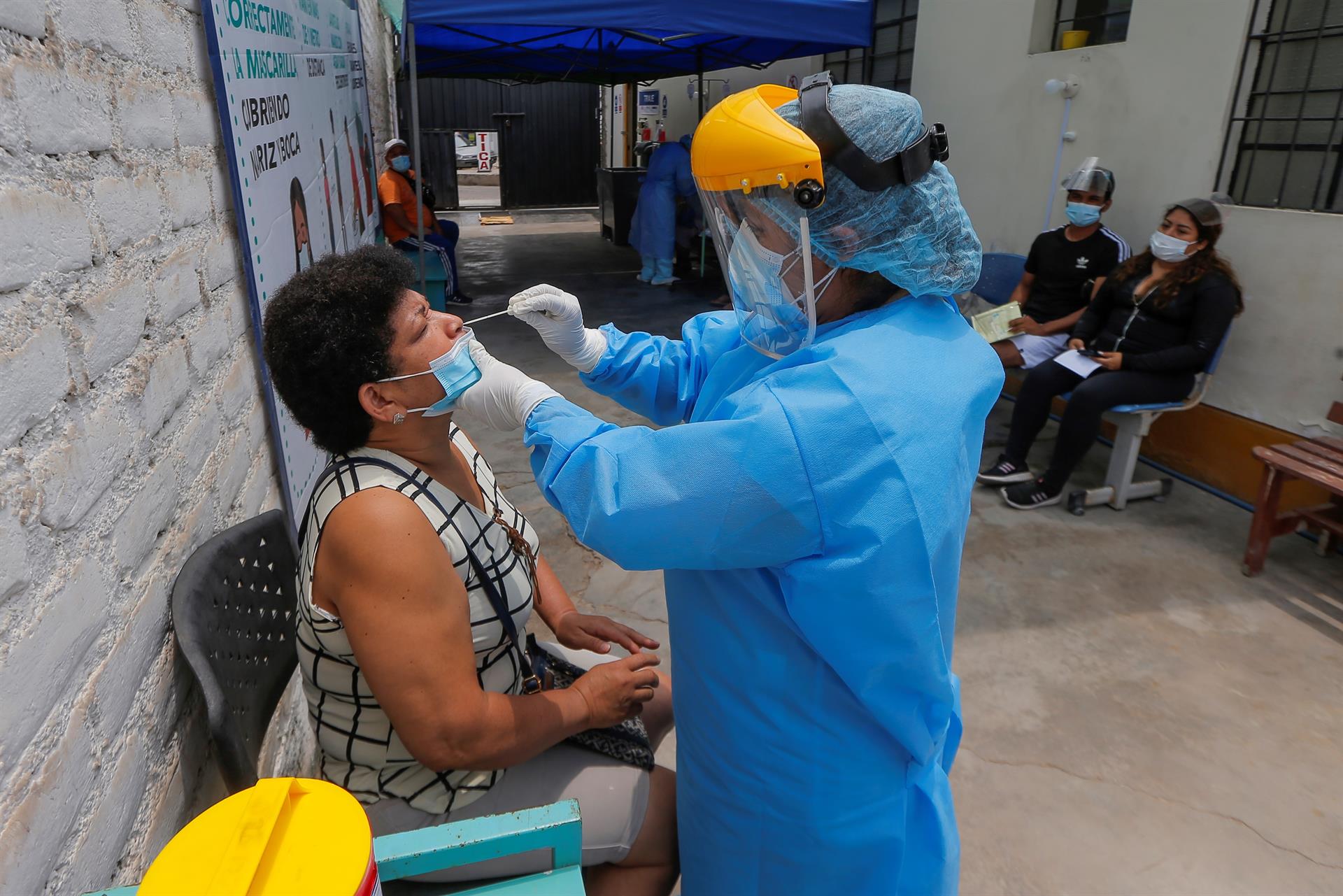 Un trabajo de investigación despeja diez dudas esenciales sobre ómicron, la nueva variante del coronavirus. (Foto Prensa Libre: EFE)

