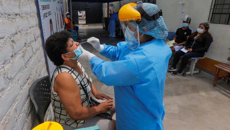 Un trabajo de investigación despeja diez dudas esenciales sobre ómicron, la nueva variante del coronavirus. (Foto Prensa Libre: EFE)

