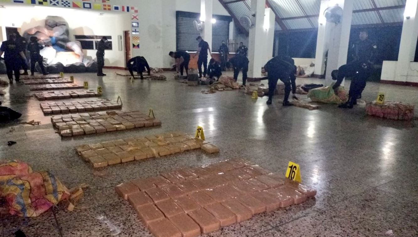Autoridades contabilizaron más de 700 paquetes de cocaína en los 17 bultos que flotaban en el mar, frente a las costas del Pacífico, Guatemalteco. (Foto Prensa Libre: Ejército de Guatemala).