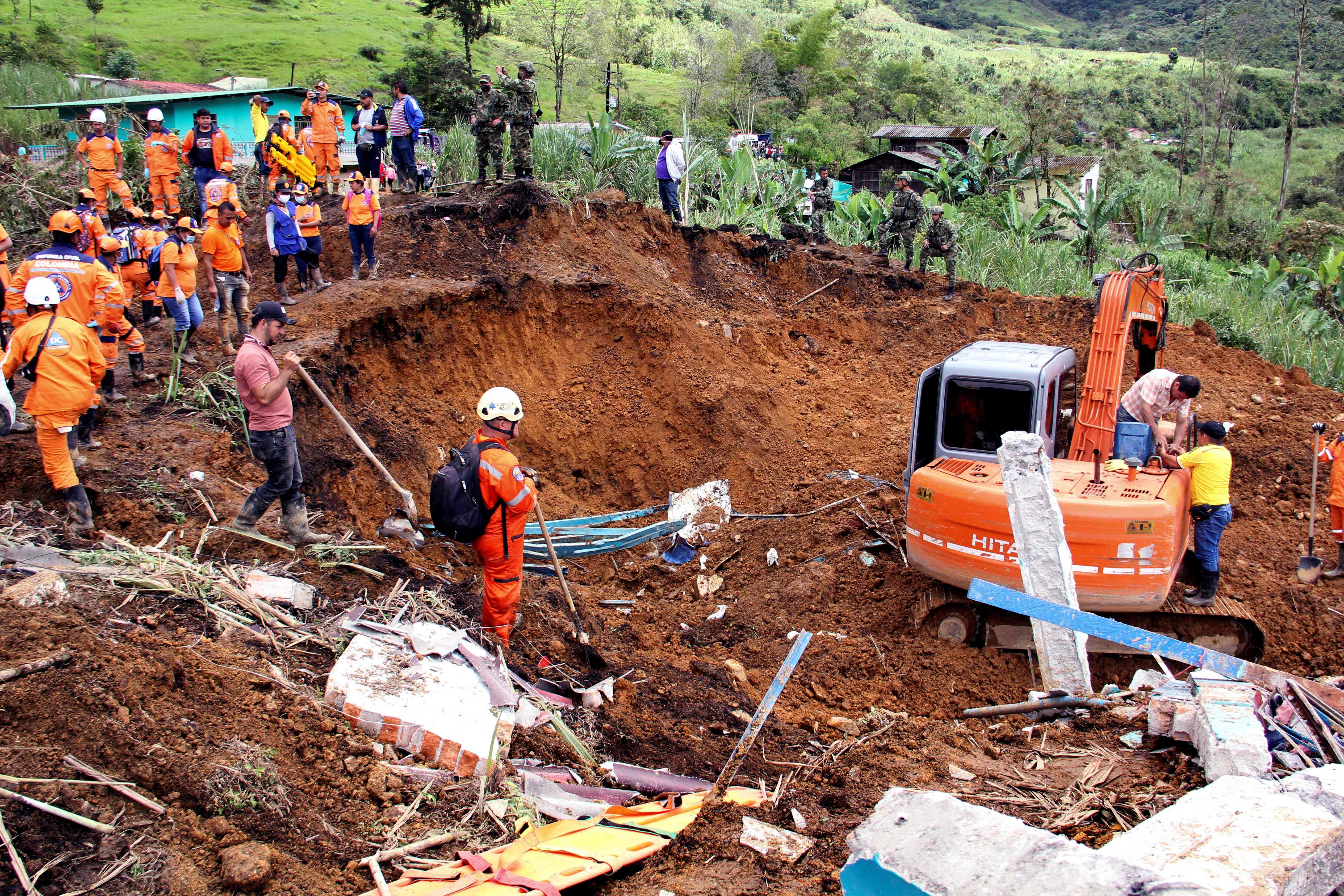 Colombia sufrió un deslizamiento de tierra causado por las intensas lluvias que azotan al departamento de Nariño, fronterizo con Ecuador. (Foto Prensa Libre: AFP)