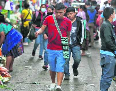 Uso de mascarilla: expertos ven riesgos por flexibilización de restricciones en Guatemala mientras sector empresarial lo considera positivo