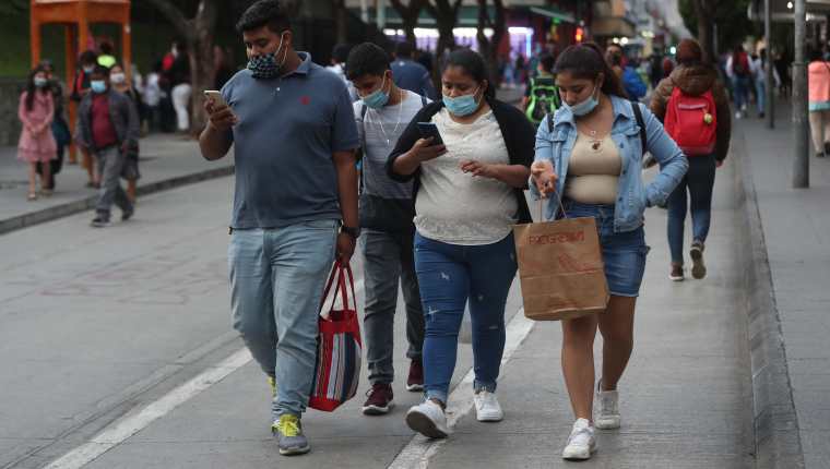 Los casos positivos de coronavirus han descendido en el país, según las cifras oficiales, pero se espera una nueva ola de contagios. (Foto Prensa Libre: María José Bonilla)