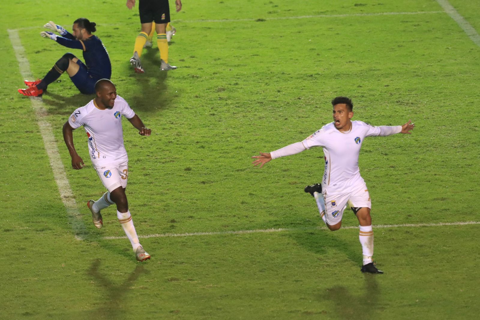 Andrés Lezcano celebra después de marcar el segundo gol crema frente a Guastatoya. (Foto Prensa Libre: Elmer Vargas)