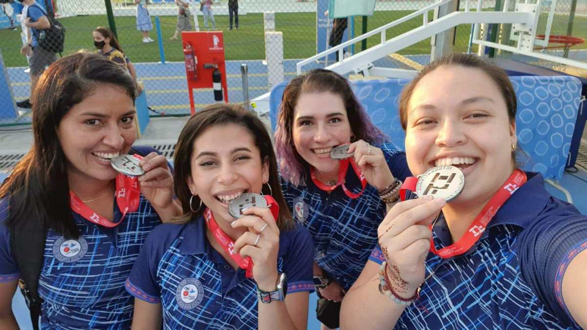 Guatemaltecas reciben la medalla de plata que ganaron en el Mundial Mayor de Bowling Dubái 2021