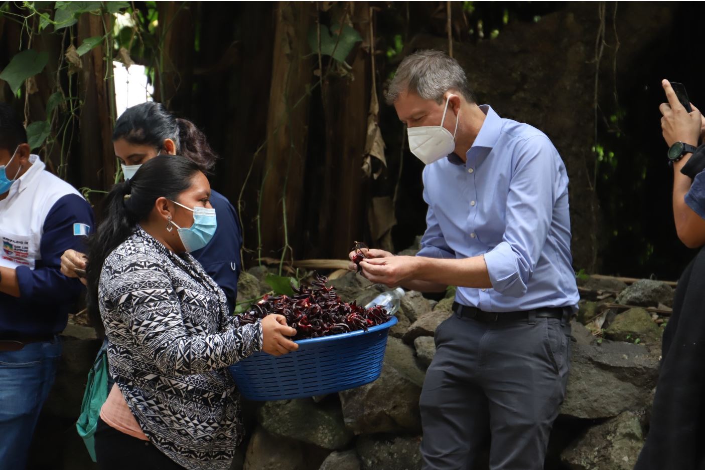 Supervisan proyectos en Jalapa. El embajador británico Nick Whittingham visitó ayer el oriente del país para conocer el trabajo de la FAO, el Ministerio de Agricultura y la Sesan, a fin de fortalecer la seguridad alimentaria. Se explicó que la COP26 abre oportunidad para crear sistemas agroalimentarios más resilientes e inclusivos.