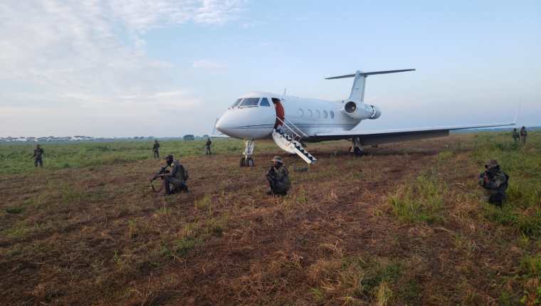Fuerzas de seguridad localizaron en Champerico, Retalhuleu, un jet que fue detectado por los radares del Ejército. (Foto Prensa Libre: Ejercito de Guatemala)  