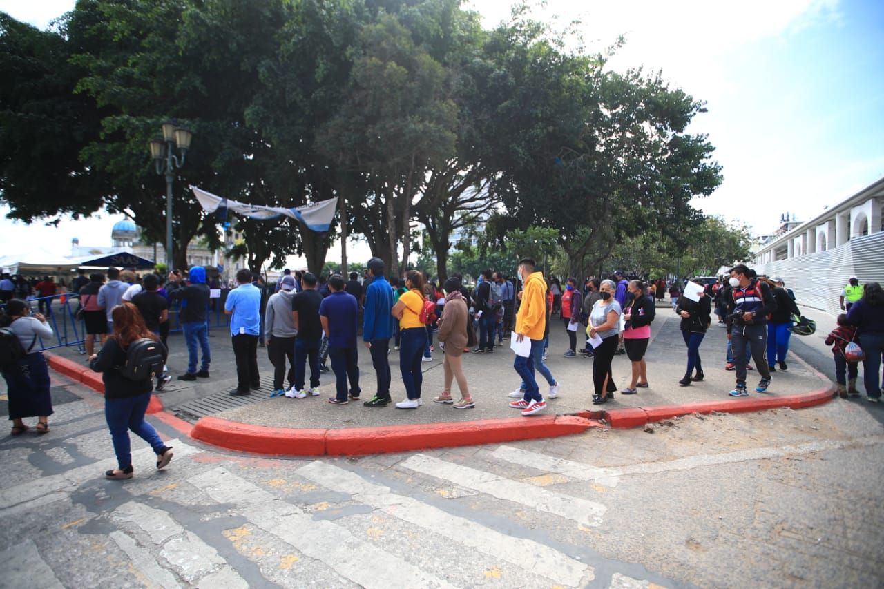 Cientos de guatemaltecos acudieron este sábado a la Plaza Central en busca de la vacuna contra el covid-19, pero las fallas en el sistema hicieron lento el proceso. (Foto Prensa Libre: Carlos Hernández)