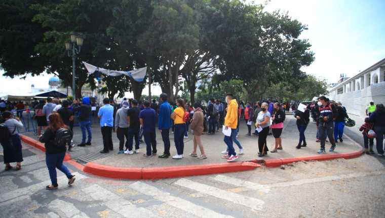 Cientos de guatemaltecos acudieron este sábado a la Plaza Central en busca de la vacuna contra el covid-19, pero las fallas en el sistema hicieron lento el proceso. (Foto Prensa Libre: Carlos Hernández)