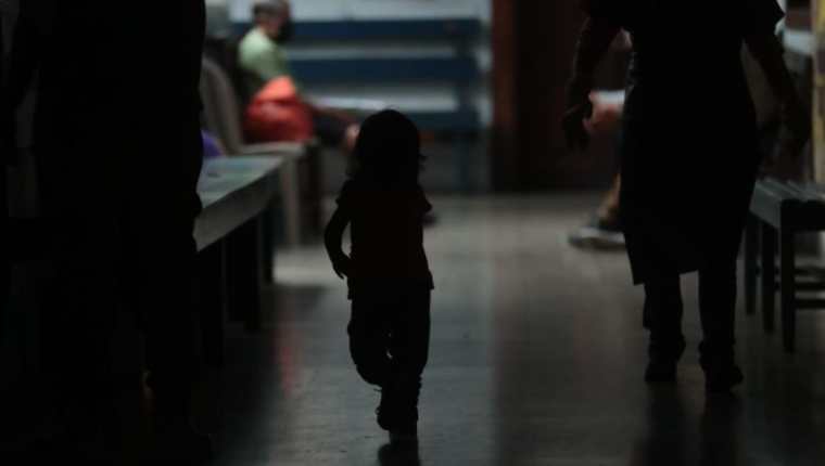 Una niña camina entre los pasillos oscuros del centro de Salud de la zona 1, que lleva semanas afectada por un cortocircuito sin que autoridades actúen. (Foto Prensa Libre: María José Bonilla)