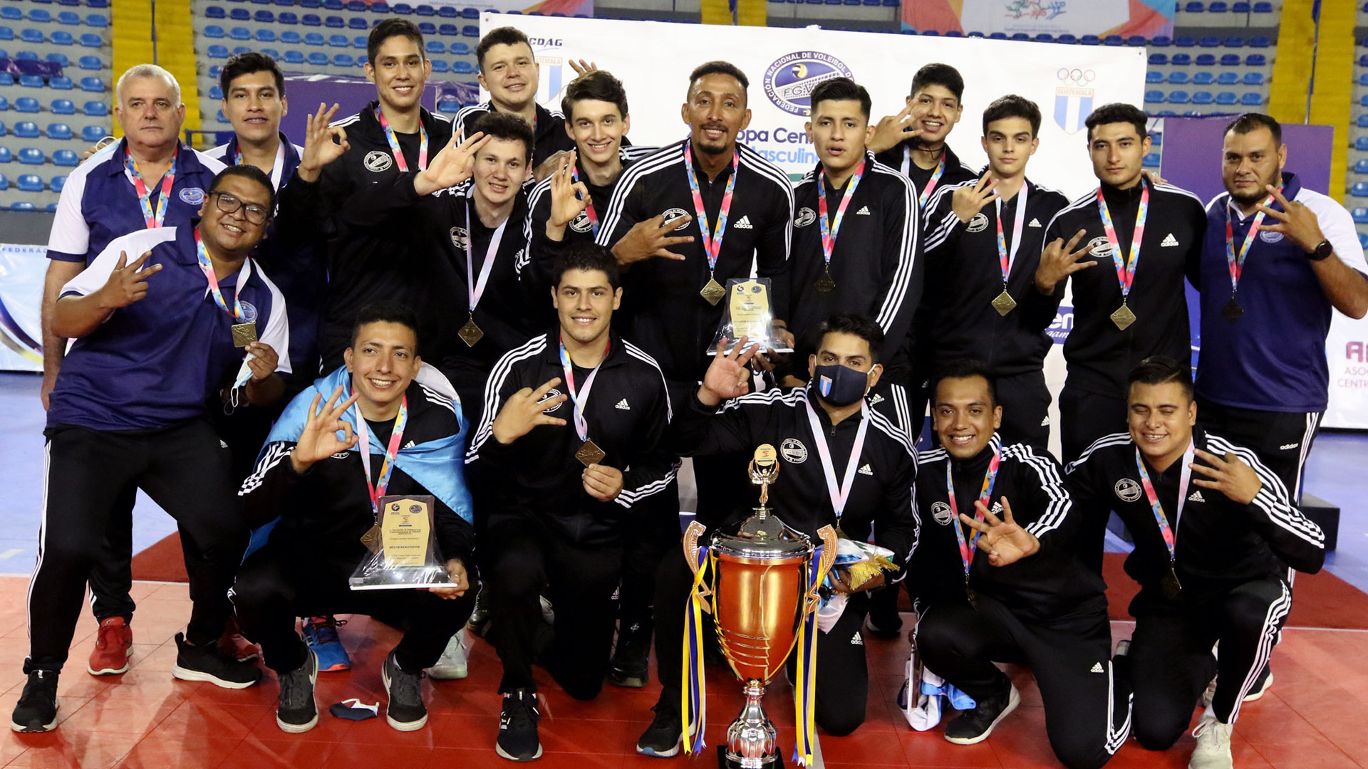 La Selección de Voleibol celebrando su tercer título al hilo en esta competición. (Foto Prensa Libre: AFECAVOL)