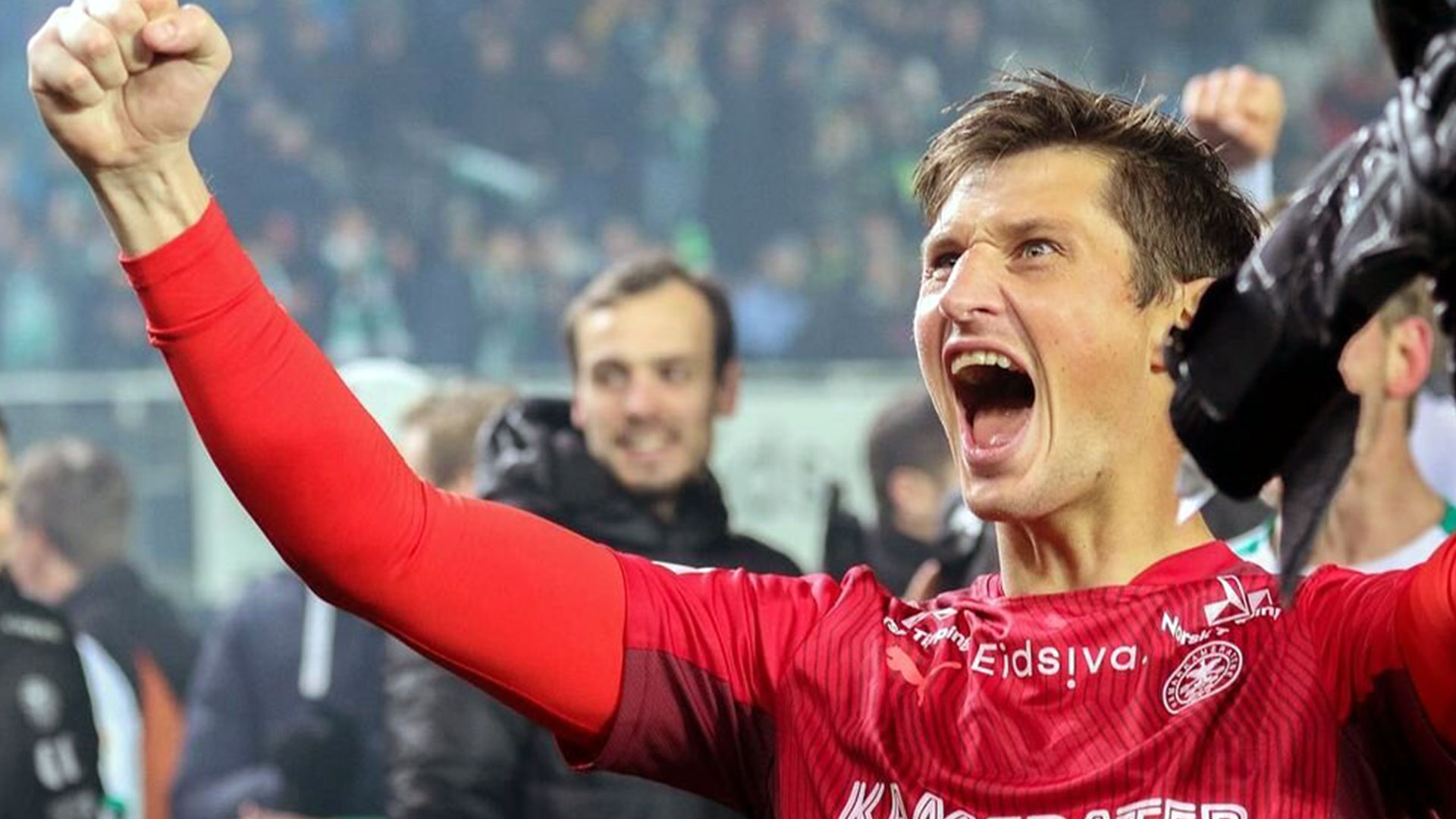 El portero del HamKam Nicholas Hagen festeja su primer título en Noruega, pasí al que llegó en agosto pasado. (Foto Prensa Libre: Nicholash1 -Instagram)