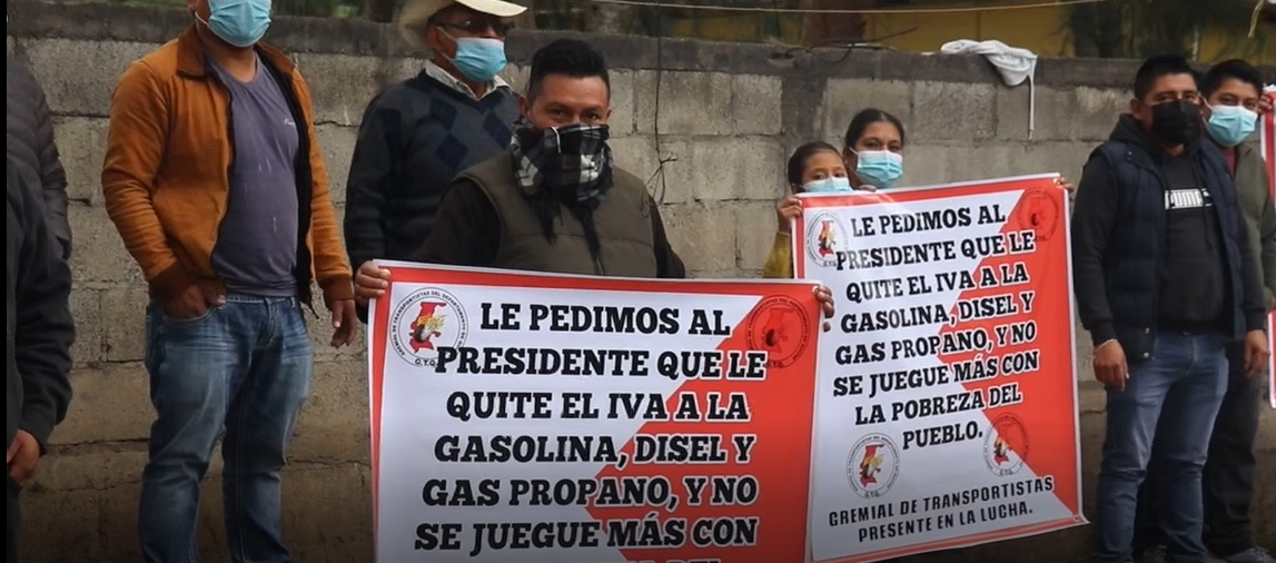 Transportistas aprovechan visita de Giammattei en Quiché para protestar por el incremento al precio del combustible