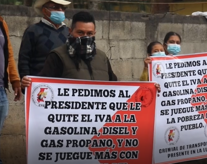 Transportistas aprovechan visita de Giammattei en Quiché para protestar por el incremento al precio del combustible