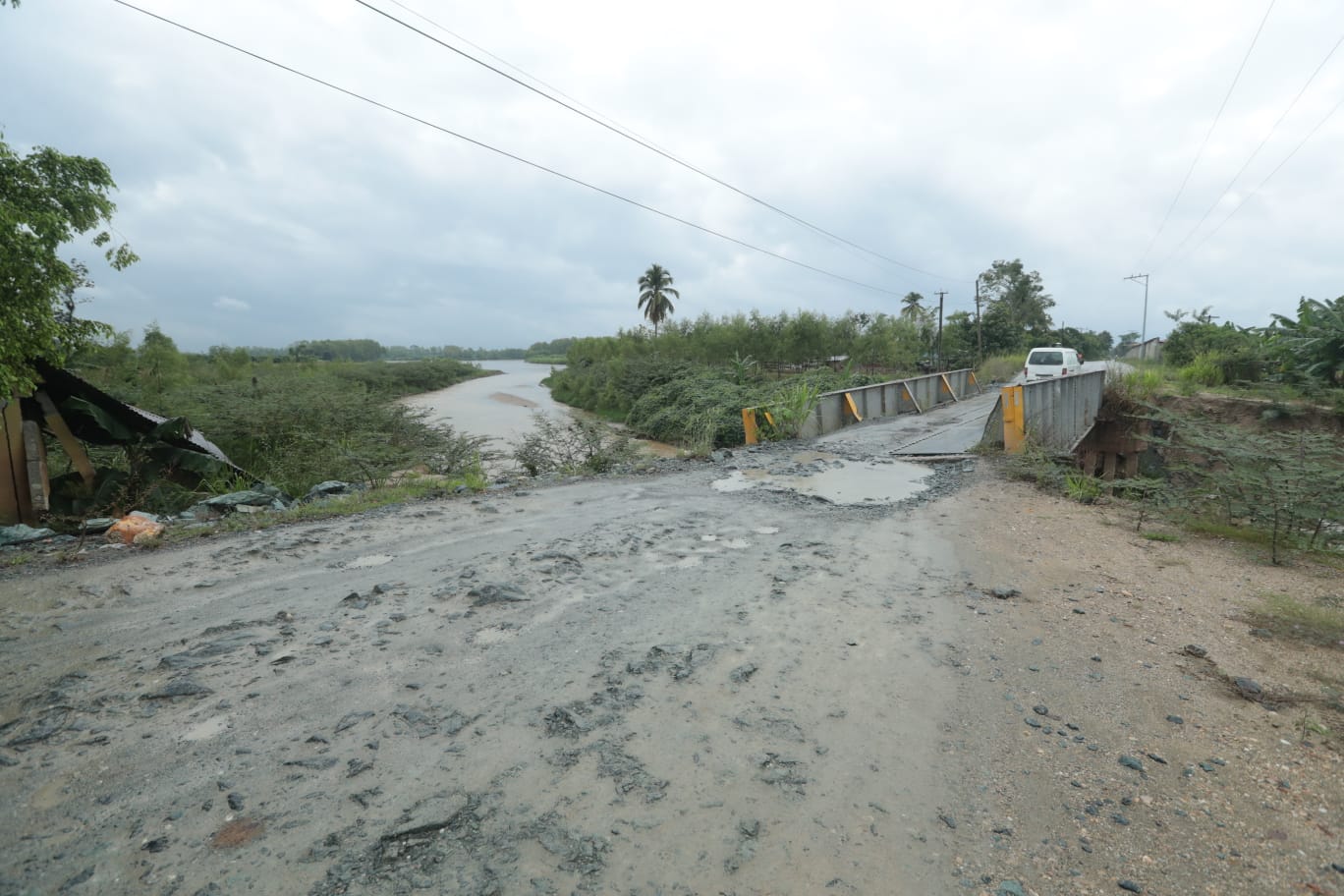 Los daños en la infraestructura causados por Eta e Iota en varios departamentos del país, como el puente Bobos, en Izabal, aún no han sido reparados. (Foto Prensa Libre: María José Bonilla)