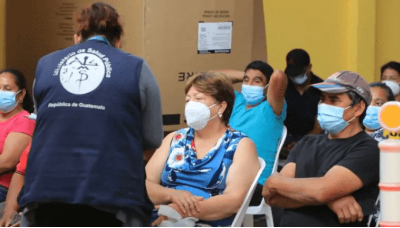 Los maestros serán prioridad para recibir una tercera dosis de vacuna contra el coronavirus. Fotografía: Prensa Libre.