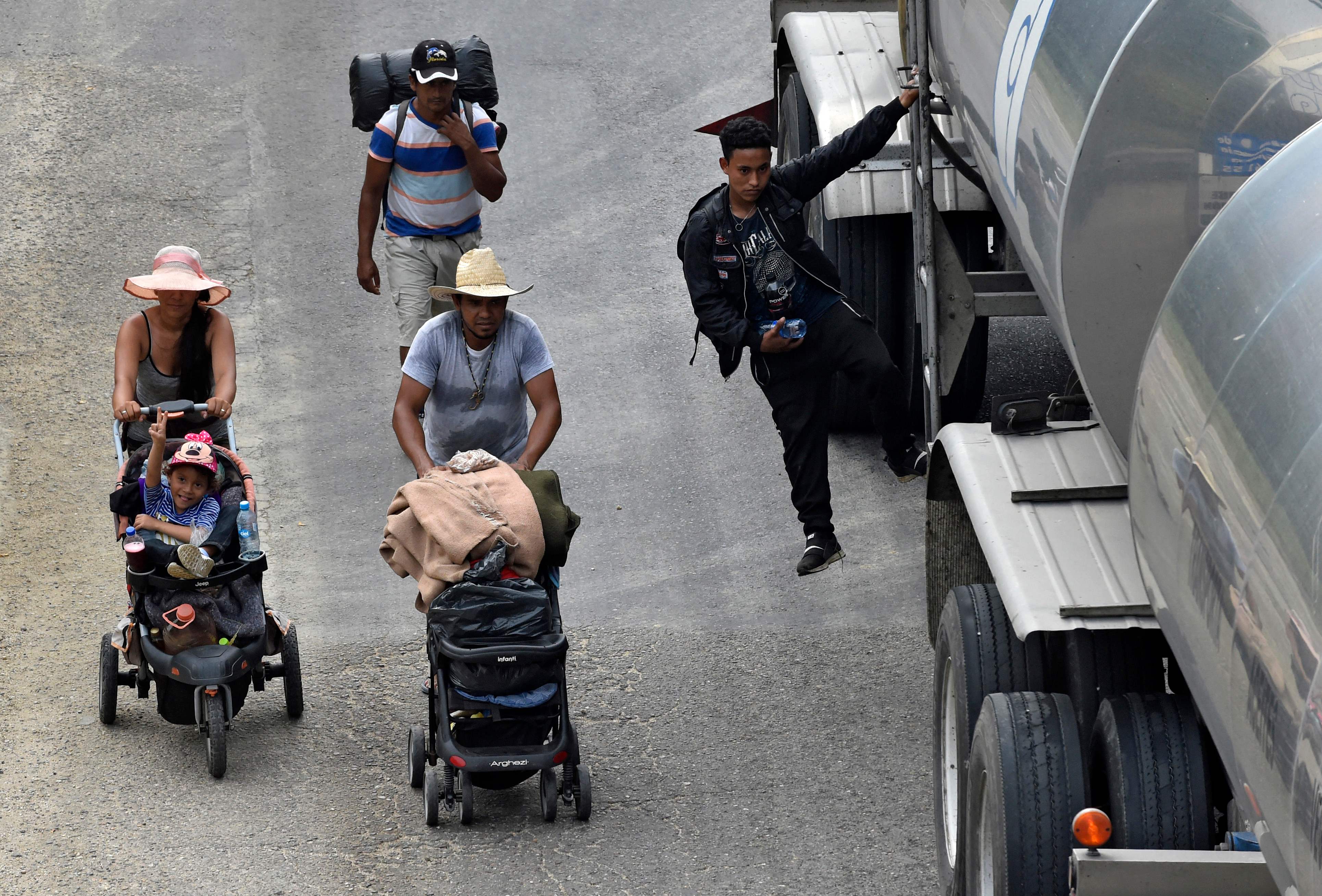 Rescatan en México a 600 inmigrantes que viajaban en tráileres, 401 son guatemaltecos. (Foto Prensa Libre: AFP)