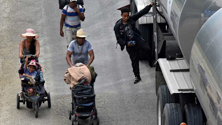 Rescatan en México a 600 inmigrantes que viajaban en tráileres, 401 son guatemaltecos. (Foto Prensa Libre: AFP)