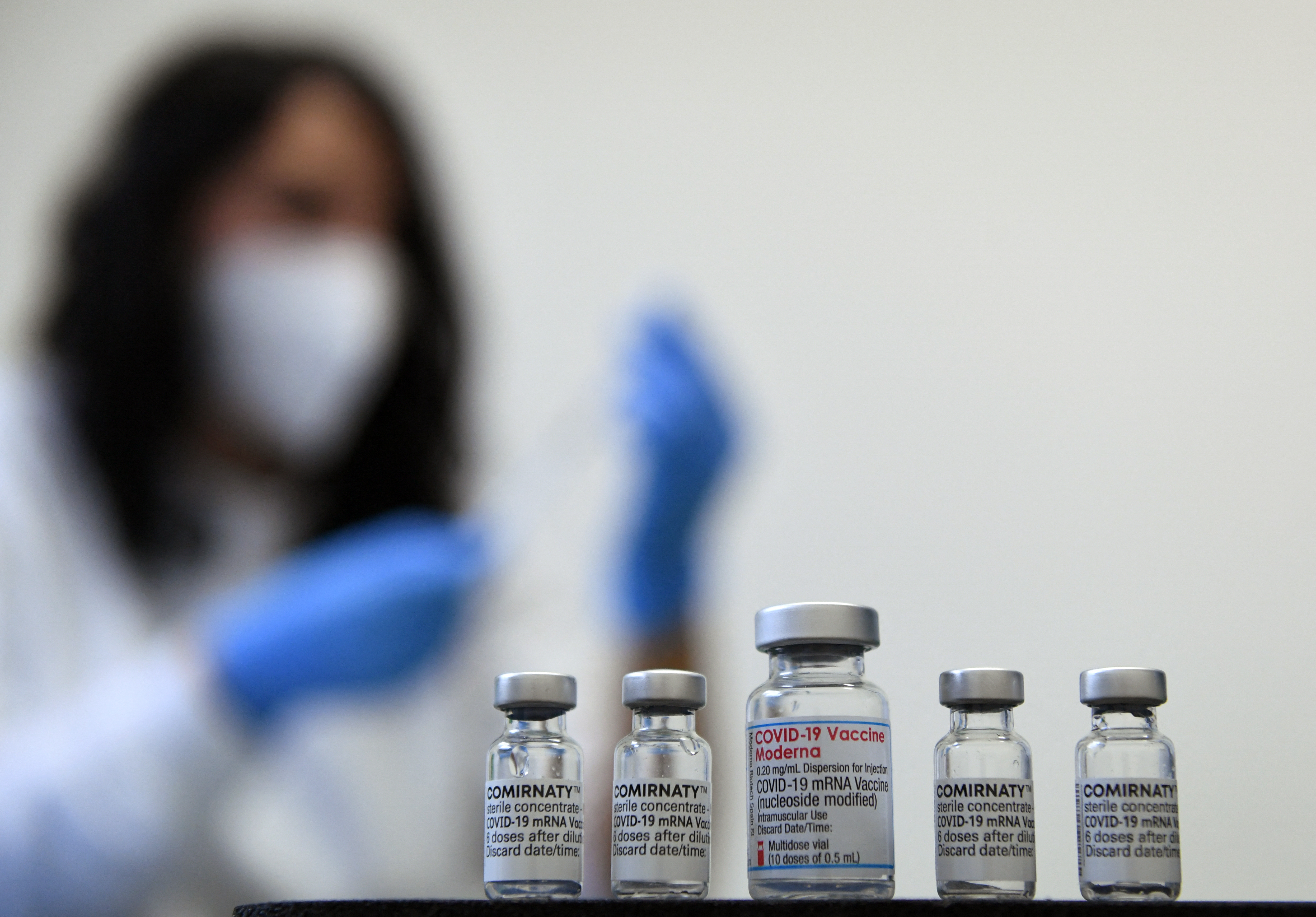El presidente de Moderna dice que las vacunas anticovid creadas hasta ahora podrían tener dificultades para combatir la variante ómicron. (Foto Prensa Libre: AFP)
