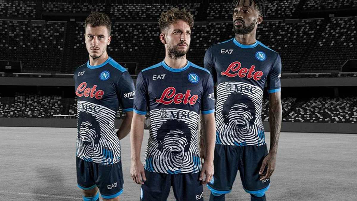 Los jugadores del Nápoles luciendo la camiseta con la que homenajearán a Diego Maradona en sus próximos partidos. (Foto Prensa Libre: sscnapoli.it)