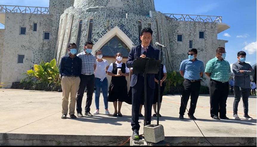 Nery Mijangos, quien ahora aparece sin sotana, recibió muestras de apoyo de su comunidad y aseguró que convocaría a los medios de comunicación para dar su postura. Hasta el momento no lo ha hecho. (Foto Prensa Libre: captura de pantalla/video Nery Mijangos Facebook)